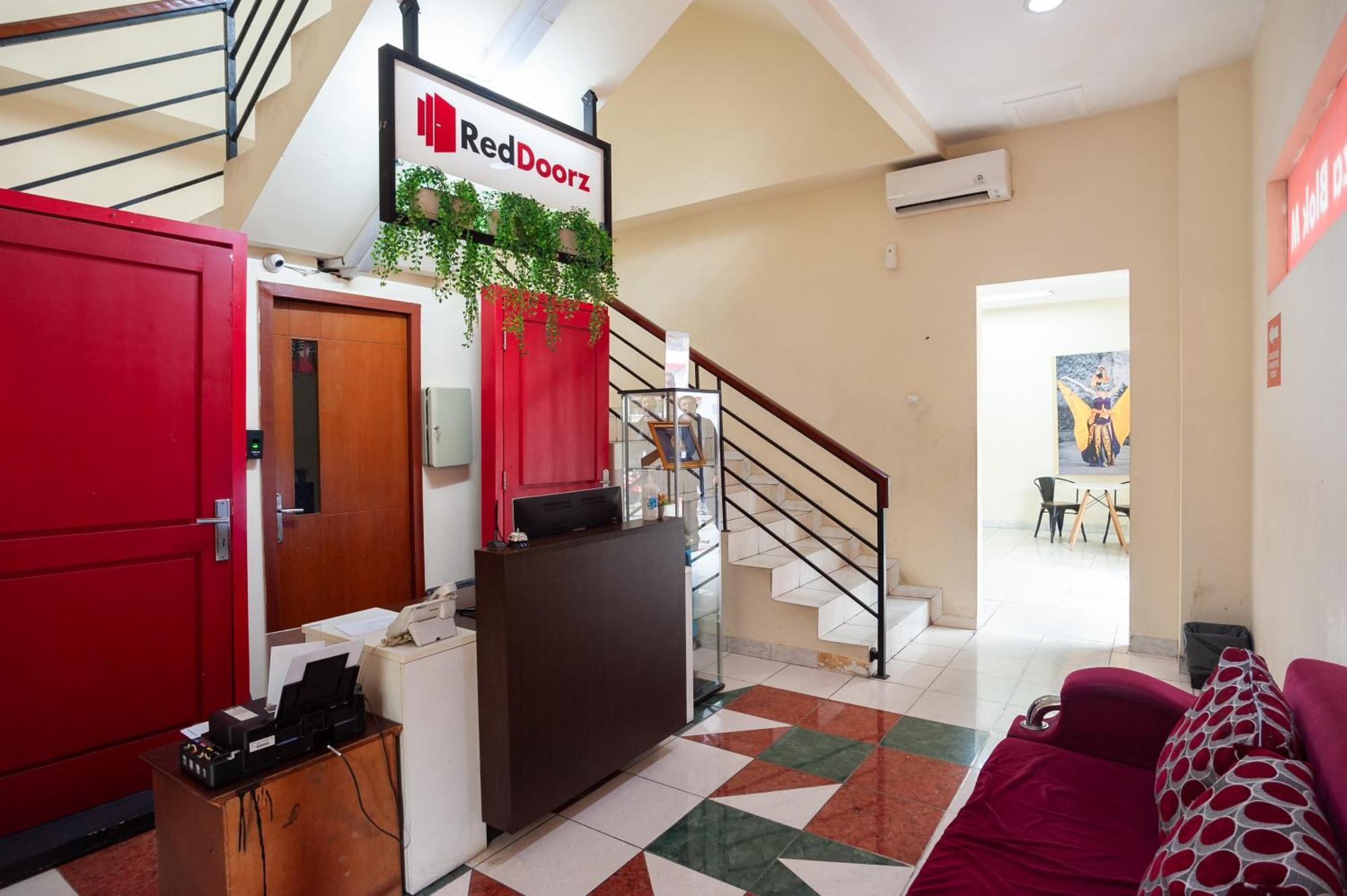 Reddoorz Plus Near Plaza Blok M Джакарта Экстерьер фото